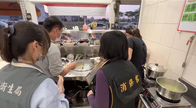 台南市政府法制处消保官与卫生局查核店家并宣导，吁请商家注重环境与食材卫生安全，共同维护「美食之都」名声。（台南市政府提供／曹婷婷台南传真）