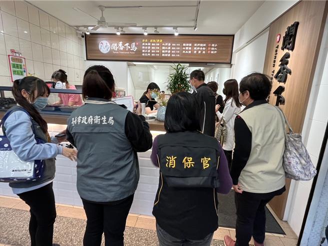 台南市政府法制处消保官与卫生局查核店家，吁请商家注重环境与食材卫生安全，共同维护「美食之都」名声。（台南市政府提供／曹婷婷台南传真）