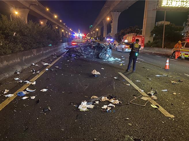 国1内坜段3车连环撞，车撞烂2驾驶幸运仅轻伤。(国道警方提供／吕筱蝉桃园传真)