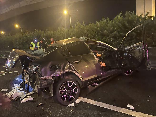 国1内坜段3车连环撞，车撞烂2驾驶幸运仅轻伤。(国道警方提供／吕筱蝉桃园传真)