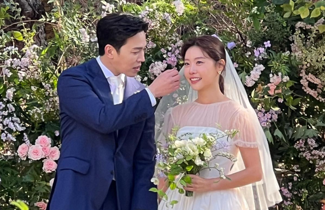 素珍昨（18）日与40岁演员李东河在首尔低调举行婚礼。（图／撷取自素珍IG）