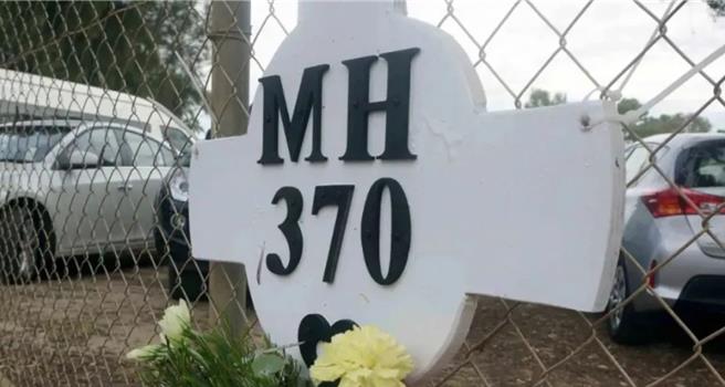 2014年3月26日，澳洲珀斯皮尔斯空军机场外，有当地居民悼念马航MH370客机遇难者。（中新社）