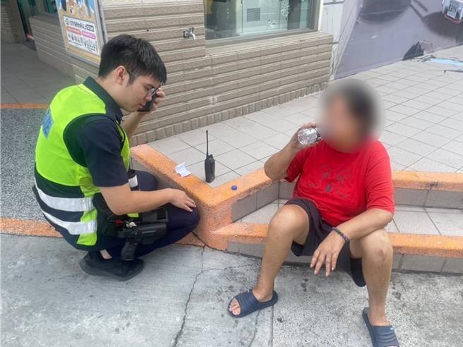台中市72岁洪姓妇人在街头迷途行走4小时，在南区建成路超商前拦下第三分局正义派出所巡逻警车求助，经警员提供矿泉水止渴，顺利联繫到家属带洪妇返家。（警方提供／王煌忠台中传真）