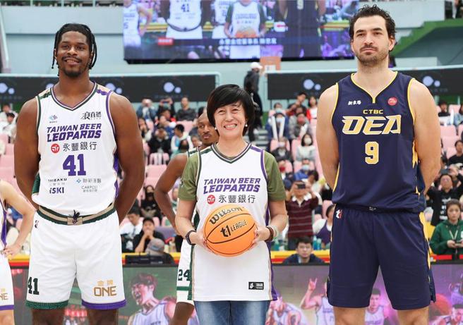 台啤永丰云豹职业篮球队18日于全新主场「桃园市立综合体育馆」展开本（2023~24年）季赛事首战，以「无我TeamWork」的团队运动精神力战新北中信特攻；赛前开球仪式特别邀请永丰金控董事长陈思宽（图中）担任嘉宾。图／永丰银行提供