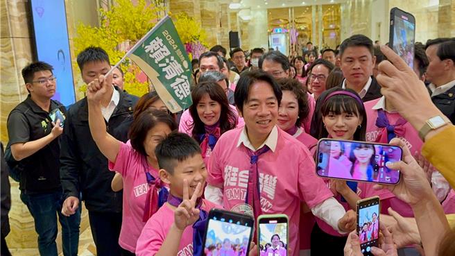 民進黨總統參選人賴清德（前中）今（19）日出席「高雄市信賴台灣姊妹會成立大會」。（柯宗緯攝）