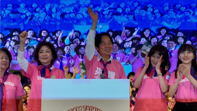 民進黨總統參選人賴清德（前中）今（19）日出席「高雄市信賴台灣姊妹會成立大會」。（柯宗緯攝）