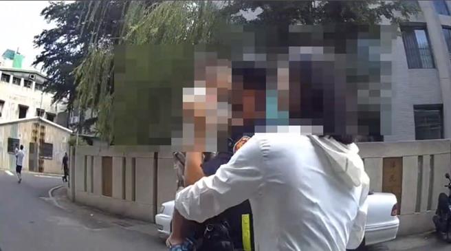 2岁男童走失警方展现「爸」气抱起，协助走失男童找到家长。（警方提供／任义宇高雄传真）