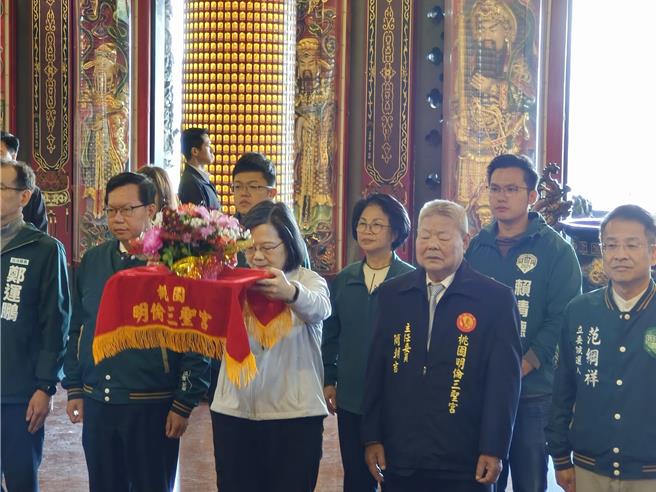 蔡英文总统、行政院副院长郑文灿19日和民进党立委郑运鹏、立委参选人范纲祥到桃园明伦三圣宫参香，蔡总统表示，总统参选人赖清德提出的「桃竹苗大硅谷计画」，让下个世代不是只有工厂、研究大楼。（赖佑维摄）
