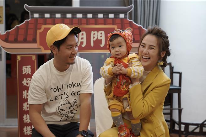 張齡予（右）跟老公幫兒子準備抓周。（JD Perspective提供）