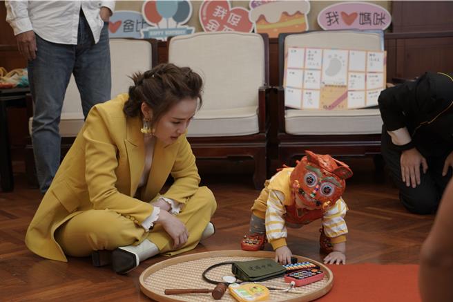 張齡予（左）在旁緊盯小班長的抓周。（JD Perspective提供）