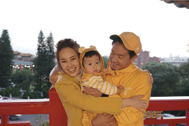 認真dress code的張齡予（左）笑說一家三口很像香蕉。（JD Perspective提供）