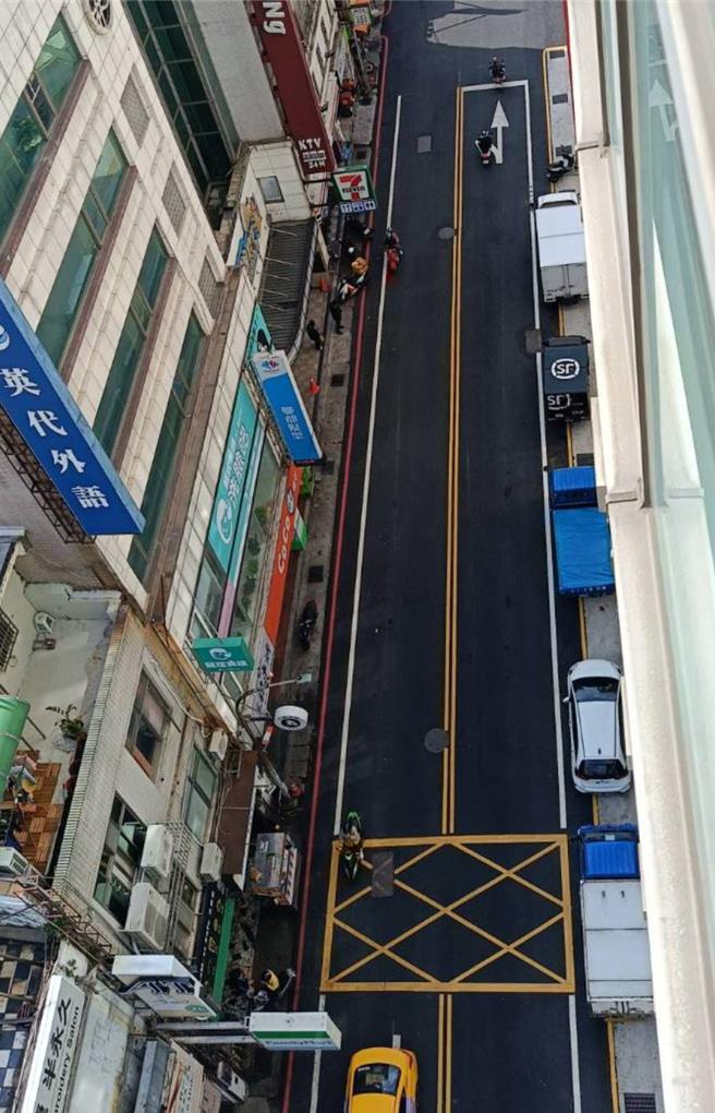 桃园市政府斥资3700万改善桃园区復兴路沿线积淹水，原定明年3月完工，如今工程进度超前，桃园车站前已于本月12日全线开放通车。(水务局提供／蔡依珍桃园传真)