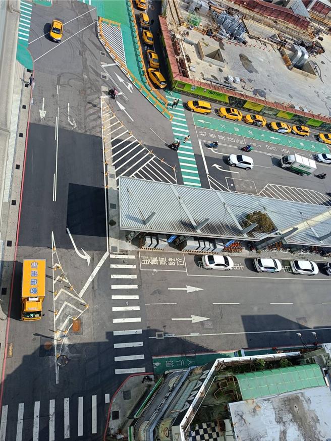 桃园市政府斥资3700万改善桃园区復兴路沿线积淹水，原定明年3月完工，如今工程进度超前，桃园车站前已于本月12日全线开放通车。(水务局提供／蔡依珍桃园传真)