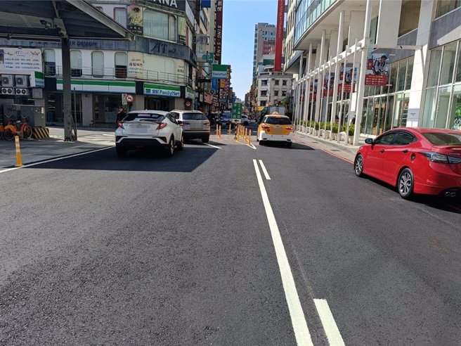 桃园市政府斥资3700万改善桃园区復兴路沿线积淹水，原定明年3月完工，如今工程进度超前，桃园车站前已于本月12日全线开放通车。(水务局提供／蔡依珍桃园传真)