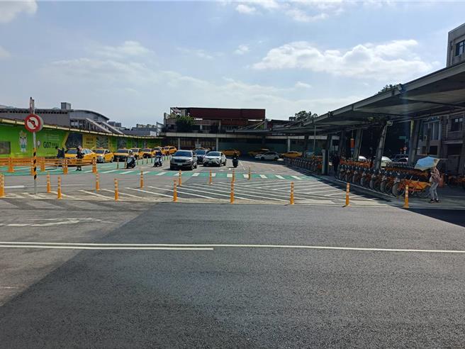 桃园市政府斥资3700万改善桃园区復兴路沿线积淹水，原定明年3月完工，如今工程进度超前，桃园车站前已于本月12日全线开放通车。(水务局提供／蔡依珍桃园传真)