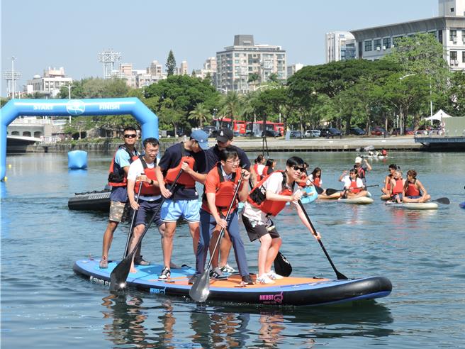 高雄市长陈其迈与高雄全家海神职业篮球队一起体验龙舟板SUP。（洪靖宜摄）
