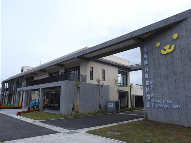 花莲县狗猫跃动园区去年起陆续办理1日志工体验活动，让民眾在替毛孩洗澡、陪伴玩耍及散步过程中，增加彼此接触机会，提升认养率。（本报资料照片）