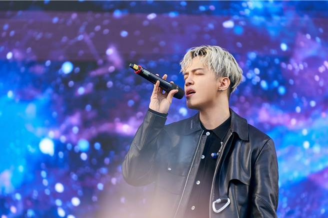 J.Sheon于18日为「Google Pixel挺美好发声」演唱会登台演出。（索尼音乐提供）