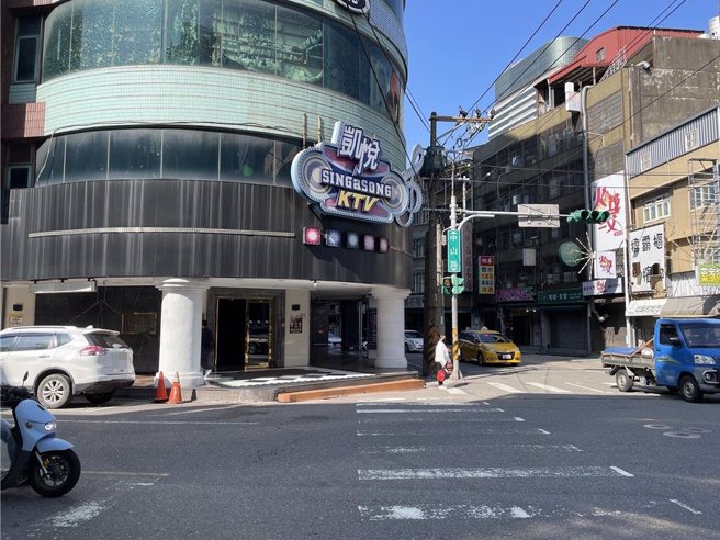 酒客互看不顺眼，中坜KTV外男子胸口中刀身亡。(警方提供）