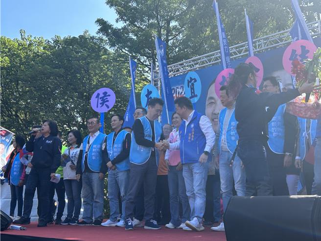今（19）日立委参选人林金结（前排右三）于三峡举行造势大会，中广董事长赵少康（前排左八）前来站台。（刘玮晴摄）