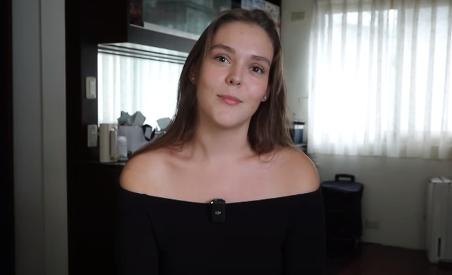 来自法国里尔的正妹Emilie来台湾念大学，看到台湾学生在课堂上饮食，感到不可思议。（图／翻摄自YouTube频道不要闹工作室）