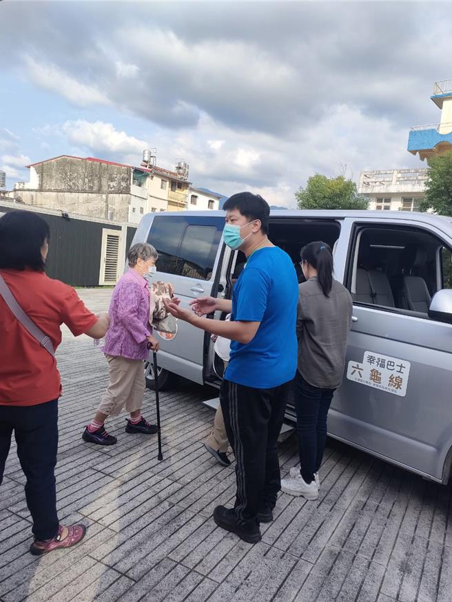 高雄美濃、杉林、內門、六龜等偏鄉行政區，推出「幸福共享高雄GO」服務，可透過單一平台叫車，並享有公車等級優惠票價。（高雄市交通局提供／任義宇高雄傳真）