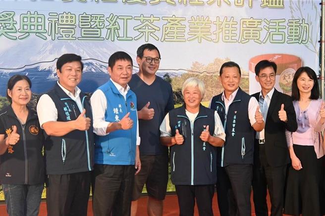 今年猫里红竞赛，苗栗八甲茶园园主杨敏珠（右四）拿下特等奖，儿子邱俊魁（左四）也拿下头等一奖。（李京升摄）