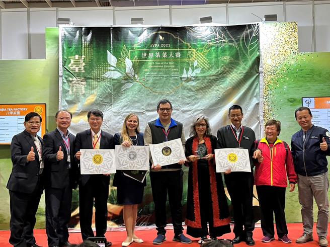 农村发展及水土保持署长李镇洋等人见证邱俊魁受奖。（水保署提供／李京升苗栗传真）