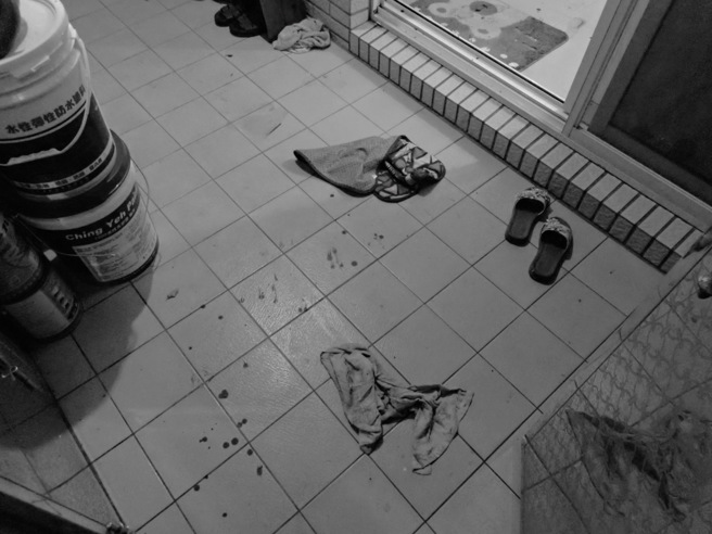 「要先叫救护车，不然我会死掉」，直至何男发出呼救，李妇方才收手拨打119。（图 / 刘咏韵翻摄）