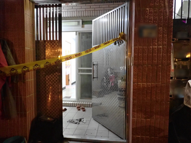 新北市土城区李姓妇人因怀疑丈夫外遇，今年10月8日趁其午睡时，持菜刀朝对方头部猛砍多刀，现场血迹四溅，画面触目惊心。（图 / 刘咏韵翻摄）