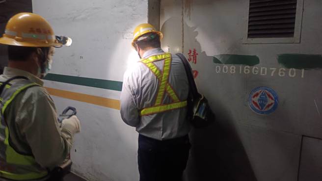 高雄左营区今（19）日中午无预警大停电，台电高雄区处人员持续加派人力逐一配电室巡查故障点中。（台电高雄区处提供／柯宗纬高雄传真）