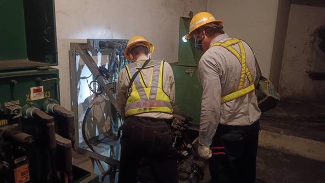 高雄左营区今（19）日中午无预警大停电，台电高雄区处人员持续加派人力逐一配电室巡查故障点中。（台电高雄区处提供／柯宗纬高雄传真）