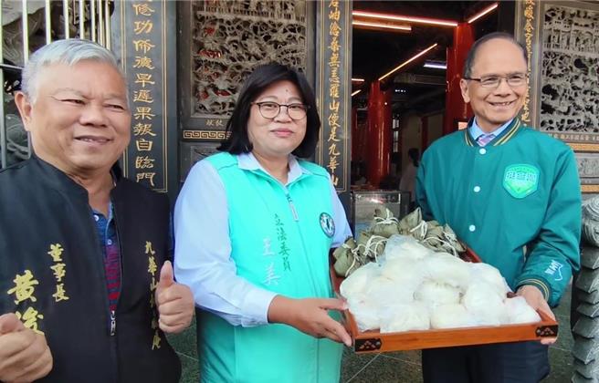 院長游錫堃今天送立委王美惠包子、粽子預祝當選，國策顧問黃俊森也為王美惠加油打氣。（廖素慧攝）