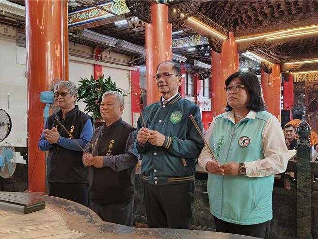 立法院長游錫堃今天偕立委王美惠、國策顧問黃俊森在嘉義市九華山地藏庵參拜祈福。（廖素慧攝）