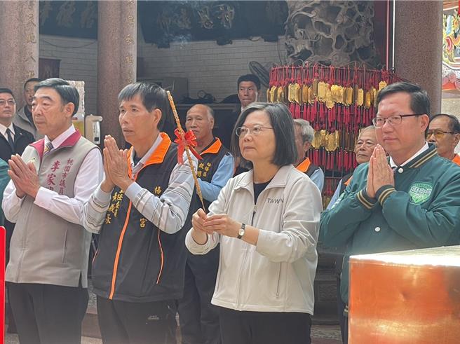 蔡英文总统赴桃园杨梅启明宫参拜，致词时诉求台海和平。(吕筱蝉摄)