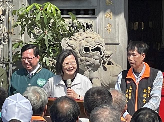 蔡英文总统赴桃园杨梅启明宫参拜，致词时诉求台海和平。(吕筱蝉摄)