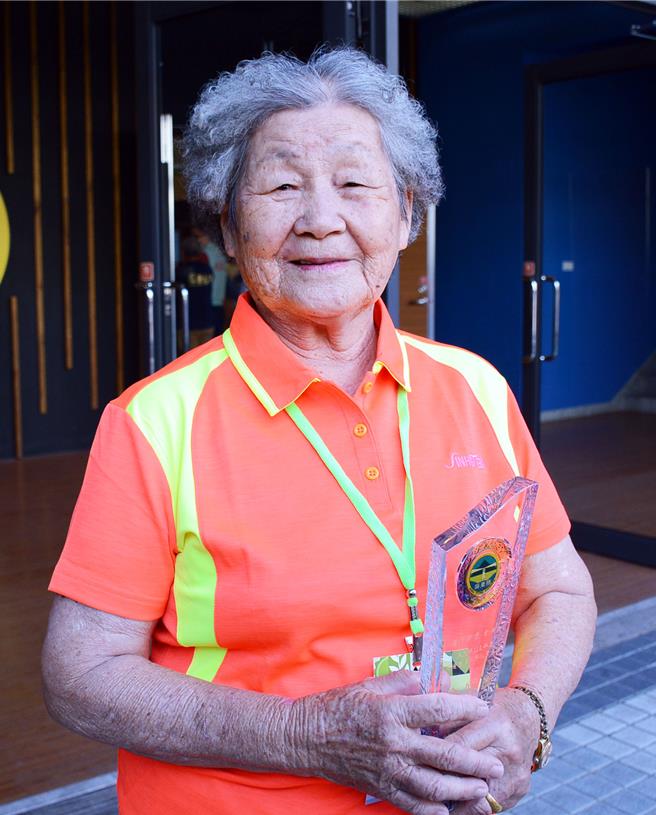 高齡87歲的高柯新愛榮獲屏東縣志工金質獎，把社會參與精神發揮淋漓盡致。（林和生攝）