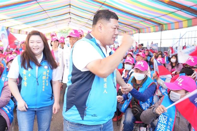 国民党南投二选区立委候选人游颢(中前)与妻子黄姿倩(左后)进场时受到水里乡亲热烈欢迎。曾雪蒨摄