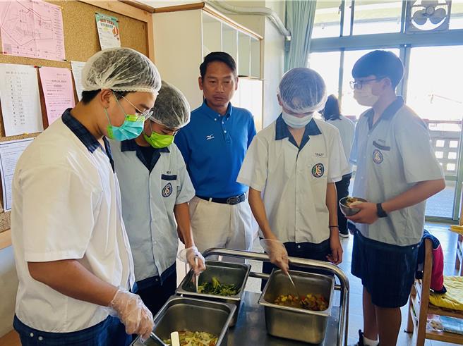 宜兰县议长张胜德（左三）实际深入校园，关心孩子们的营养午餐。（吴佩蓉摄）