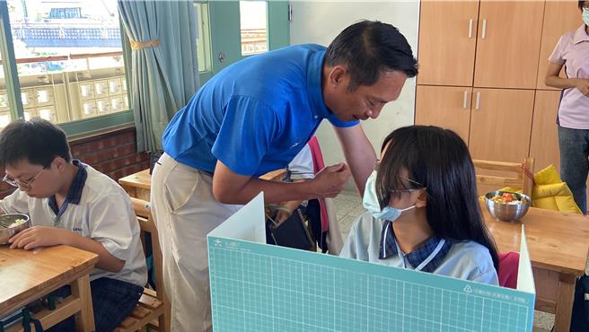 宜兰县议长张胜德（左）实际深入校园，关心孩子们的营养午餐。（吴佩蓉摄）