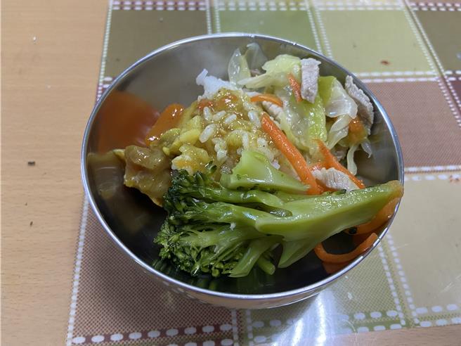 咖哩饭是多数孩子们喜欢的午餐。（吴佩蓉摄）