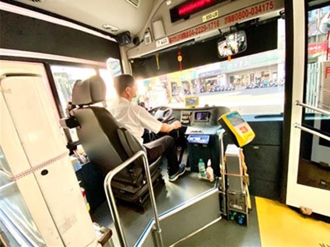 曾经担任警察派出所长的郭民宗，退休后开启职涯第二春，转换跑道到丰原客运担任公车驾驶。(台中市府提供)