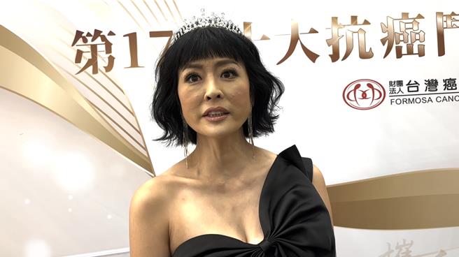 获颁抗癌斗士的唐玲，今打扮成选美小姐出席活动。（池宗玲摄）