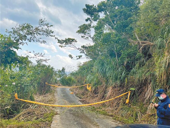 嘉义县27岁萧姓女子昨与李姓男友到丰滨乡体验飞行伞，未料起飞没多久，萧女疑因安全扣环松脱，从高约10米的空中坠落至产业道路，最后命丧异乡。（民眾提供／罗亦晽花莲传真）