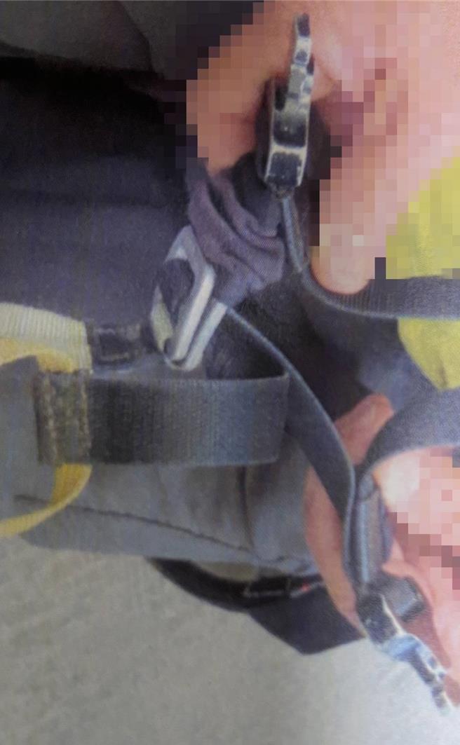 花莲县丰滨乡昨不幸发生飞行伞意外，初步怀疑是安全护具扣环松脱，但详细原因还待检警与县府调查；图为同型安全扣环。（民眾提供／罗亦晽花莲传真）