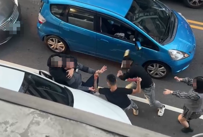 男子發生車禍糾紛，卻慘遭候車3男子持球棒施暴狂打，導致四肢擦、挫傷、骨折。（圖／翻攝自記者爆料網）