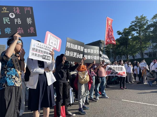 千名牙医、中医、药师、护理师集结凯道 要卫福部让总量管制入法。郑郁蓁摄影