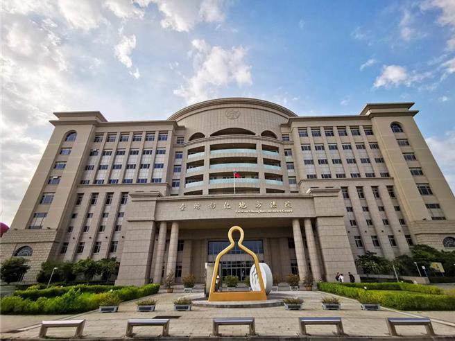 法官审酌，认为30岁的陈女有大学学歷、工作经验，对于诈骗手法应有基本常识，能预见取得其帐户资料之人，可以将其帐户用以转匯财产犯罪的赃款， 但其仍抱持侥幸心态交付，主观上应有帮助诈欺及帮助一般洗钱犯意，因此判处其刑。（本报资料照片）