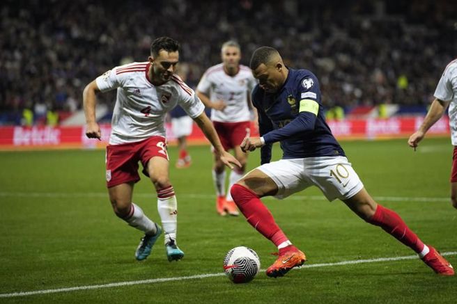 法国前锋姆巴佩(右)带球进攻。（美联社）