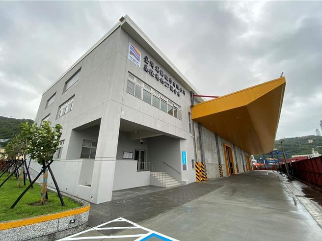 基隆港务分公司在西27码头新建的多功能仓库落成启用，屋顶还设有太阳能板，基本上可以在电能上做到自给自足。（基隆港务分公司提供／张志康基隆传真）